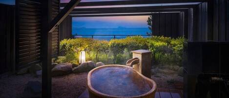 Un jacuzzi en un espacio exterior cubierto con vistas al mar.