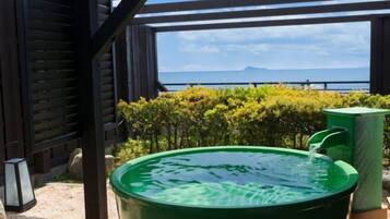 Tina de hidromasaje al aire libre