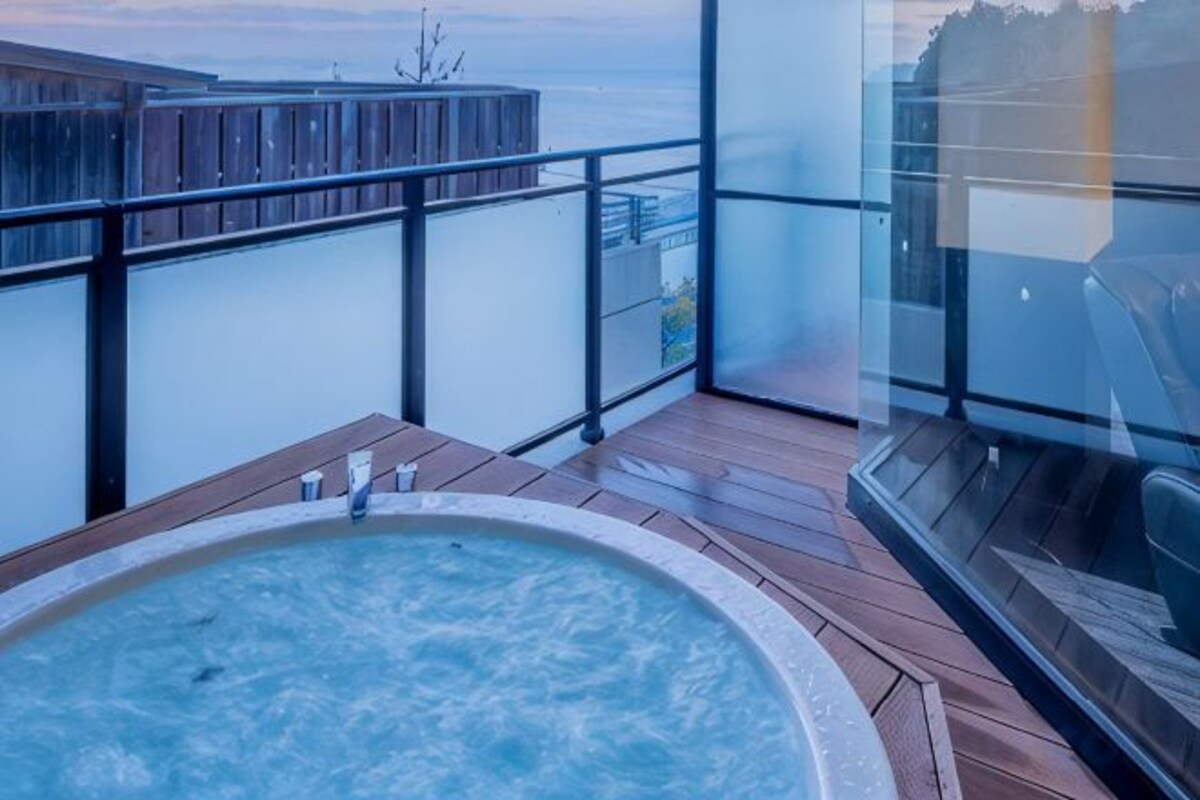 Outdoor spa tub