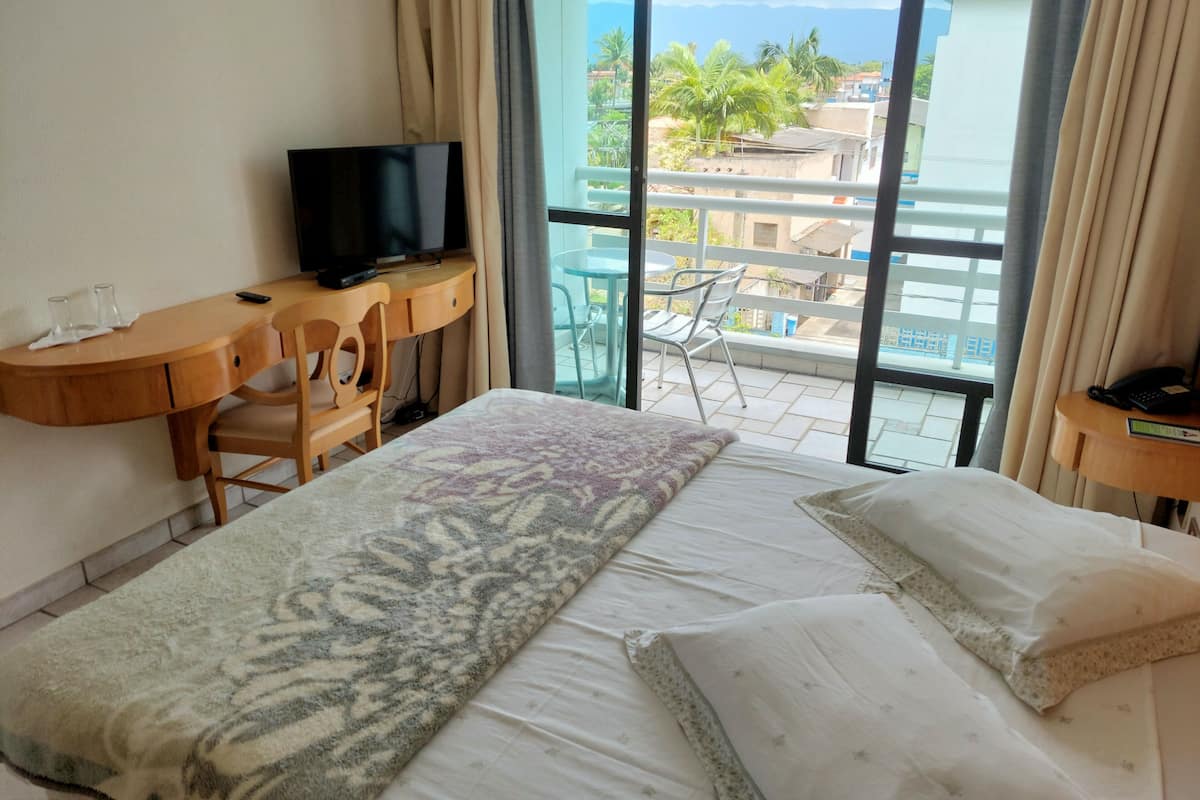 1 bedroom, minibar, desk, laptop workspace