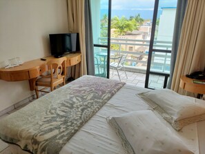 Minibar, bureau, espace de travail pour ordinateur portable