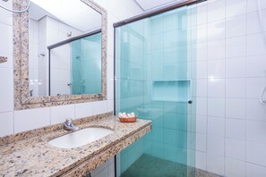 Semi luxo Casal | Baño | Regadera, secadora de cabello, toallas, jabón 