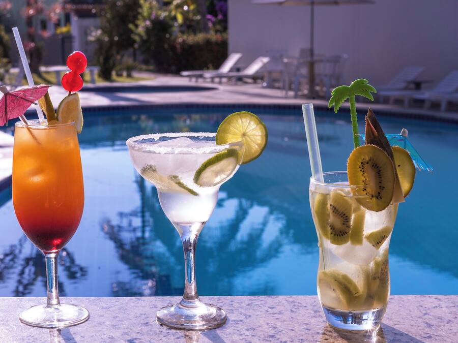 2 hồ bơi ngoài trời