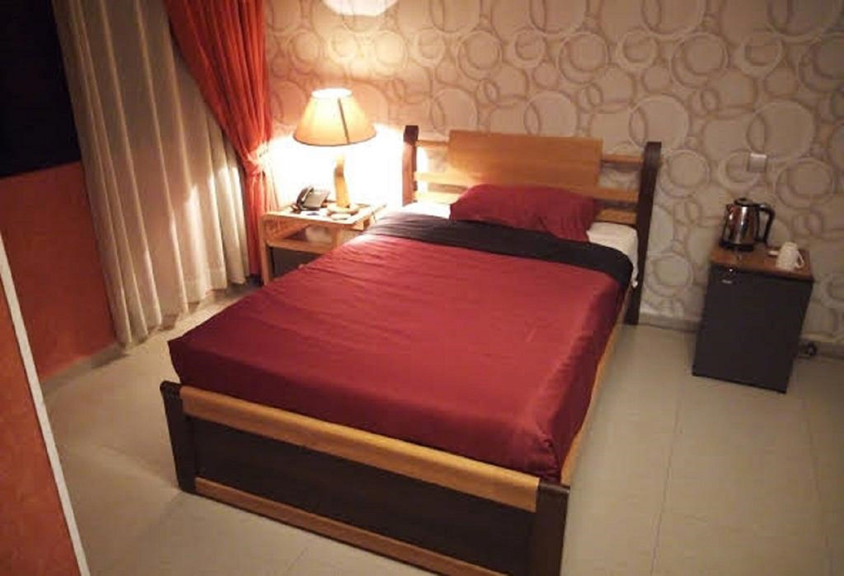 single room | minibar, in-room safe, desk, blackout curtains