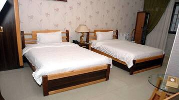 Minibar, coffres-forts dans les chambres, bureau, rideaux occultants