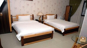 ミニバー、セーフティボックス (室内)、デスク、遮光カーテン