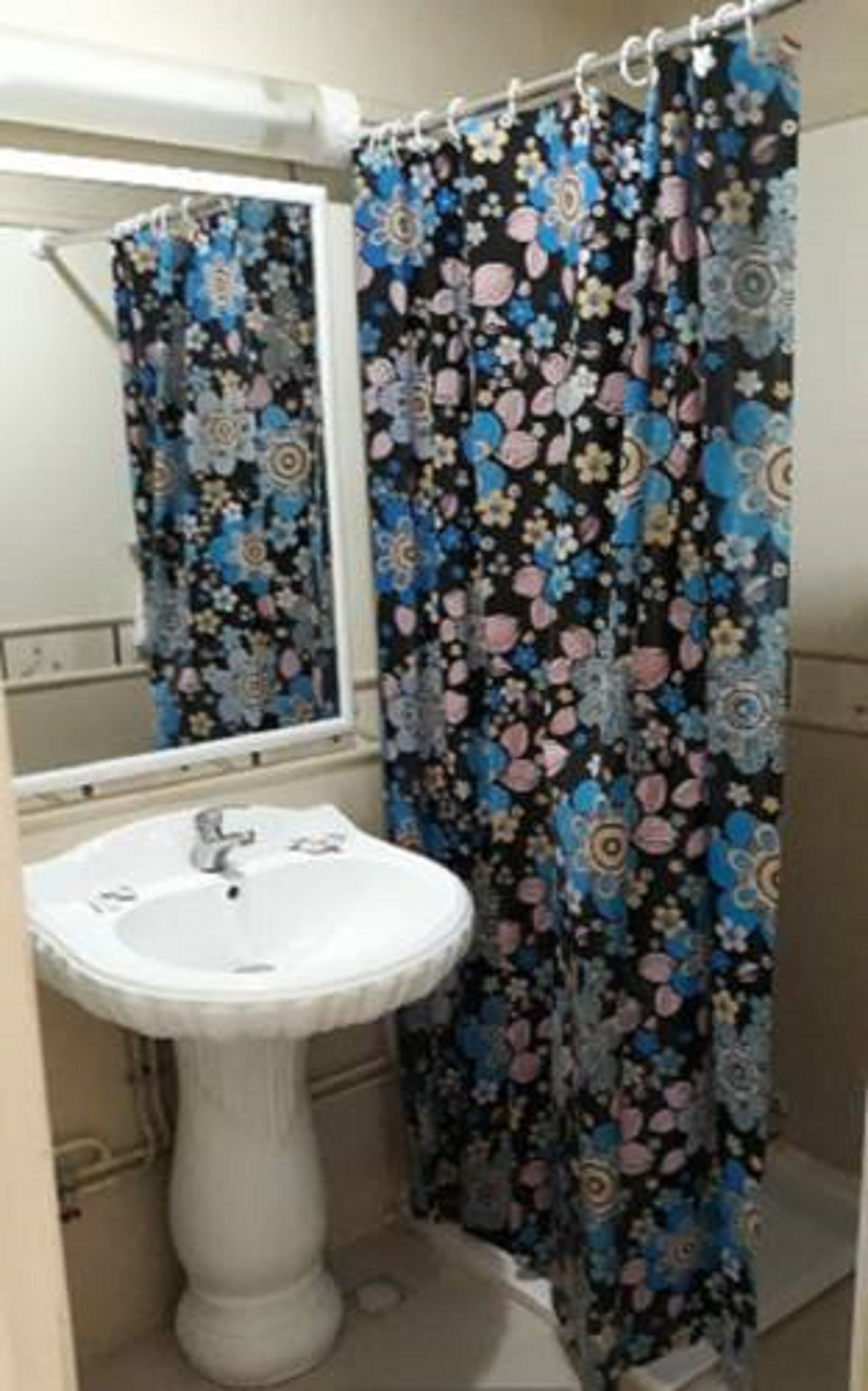 bathtub, deep-soaking bathtub, free toiletries, hair dryer