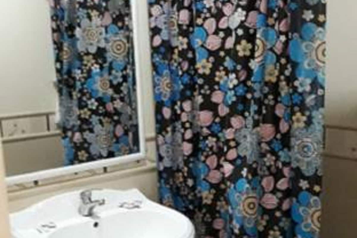 bathtub, deep-soaking bathtub, free toiletries, hair dryer