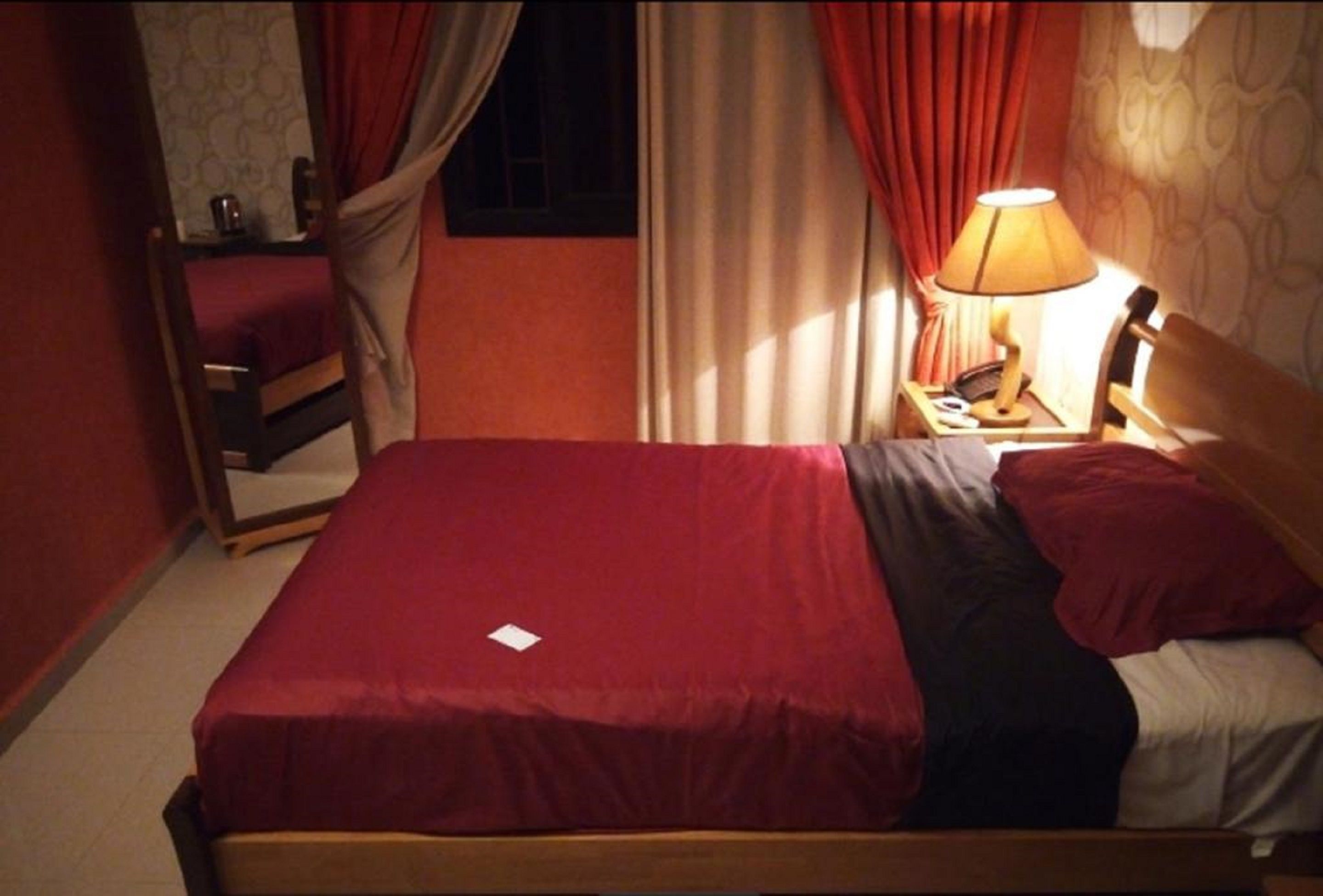 single room | minibar, in-room safe, desk, blackout curtains