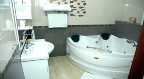 デラックス ルーム | バスルーム | 浴槽、深めの浴槽、バスアメニティ (無料)、ヘアドライヤー