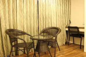 Escritorio, tabla de planchar con plancha, cunas gratuitas