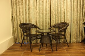 Escritorio, tabla de planchar con plancha, cunas gratuitas