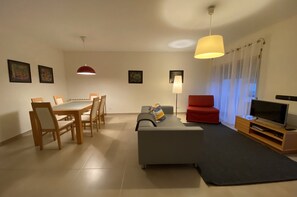 Villa, 2 Bedrooms | Dining room