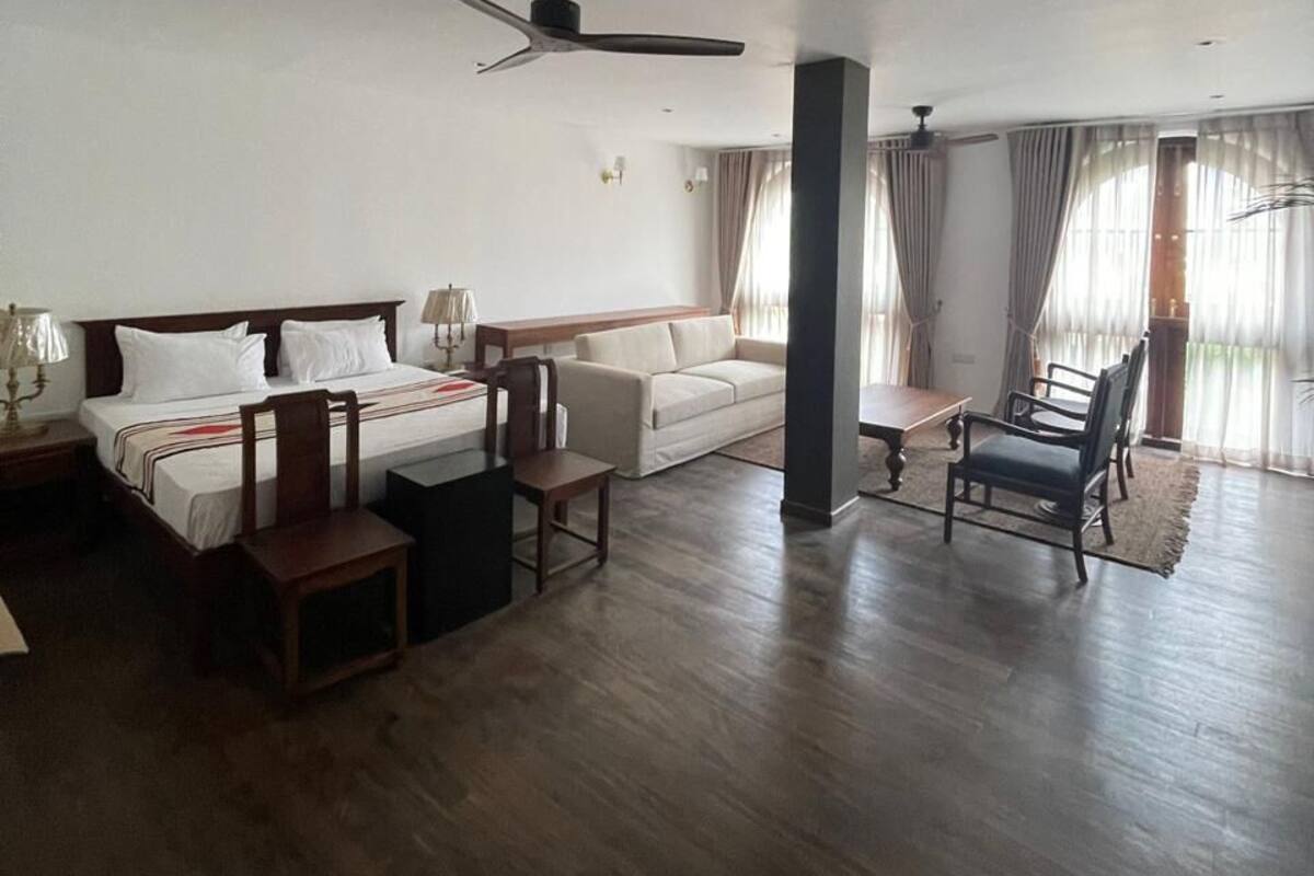 Suite Keluarga, pemandangan kota | Seprai premium, minibar, brankas, dan meja kerja