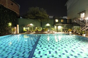 Una piscina al aire libre