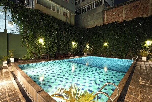 Outdoor pool - Hotel Casamara (Kandy)