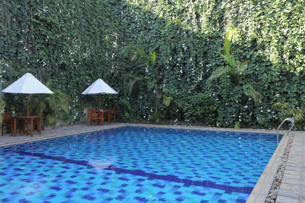 Outdoor pool - Hotel Casamara (Kandy)