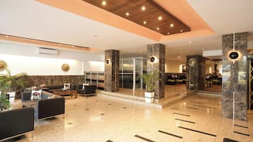 Coin salon dans le hall