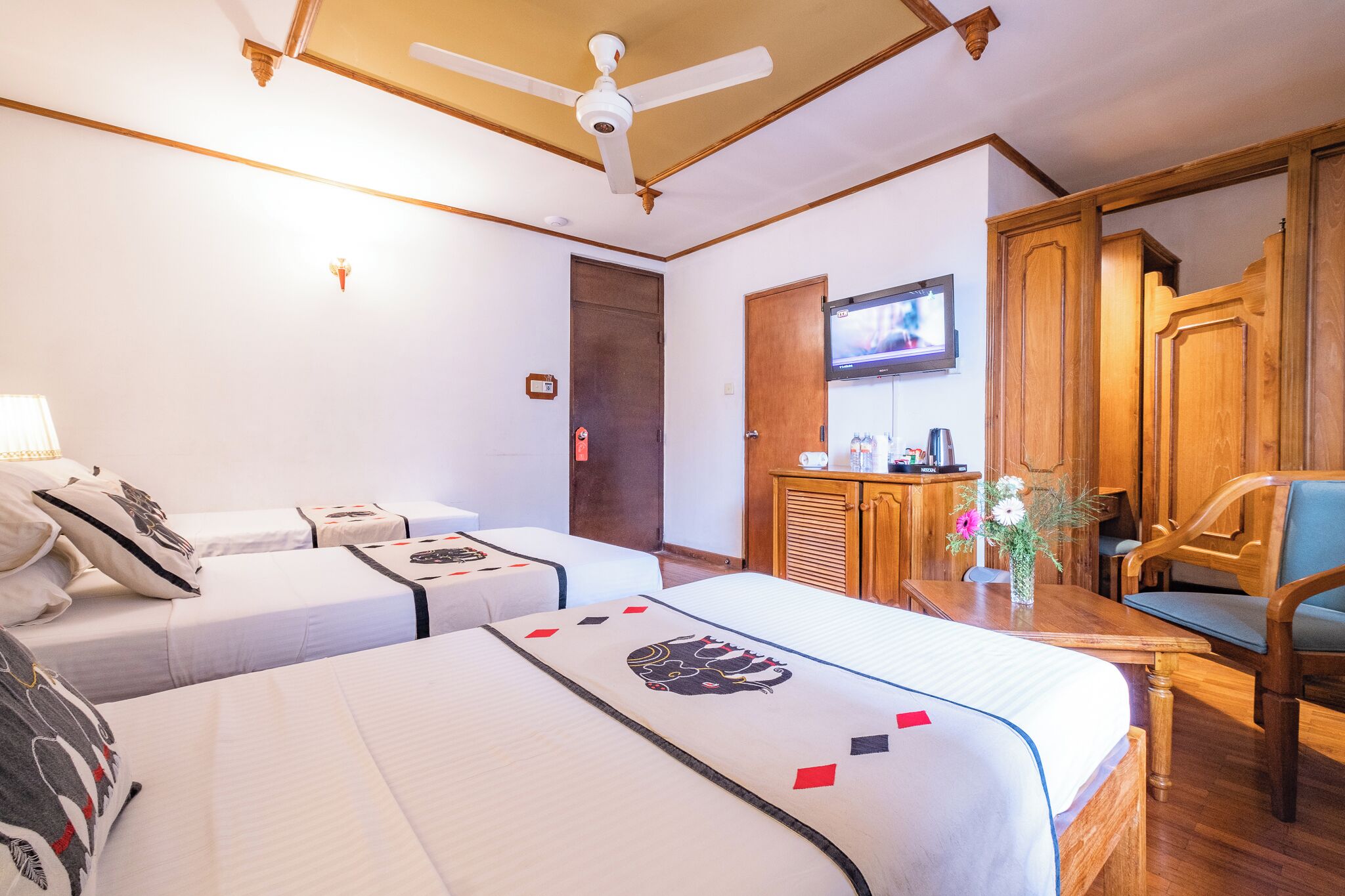 غرفة ديلوكس ثلاثية | أغطية فراش متميزة وميني بار وخزنة داخل الغرفة ومكتب