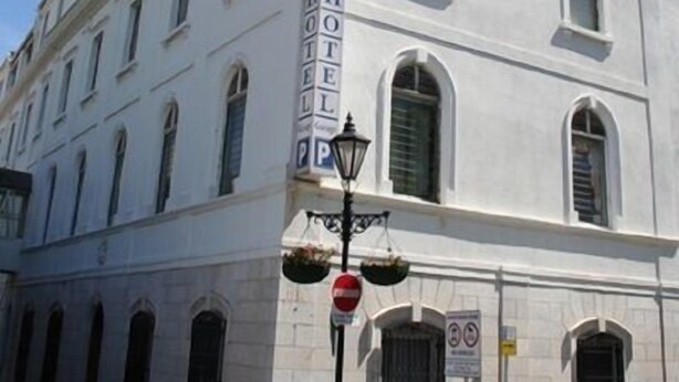 Un edificio blanco con un cartel que dice 'HOTEL'.