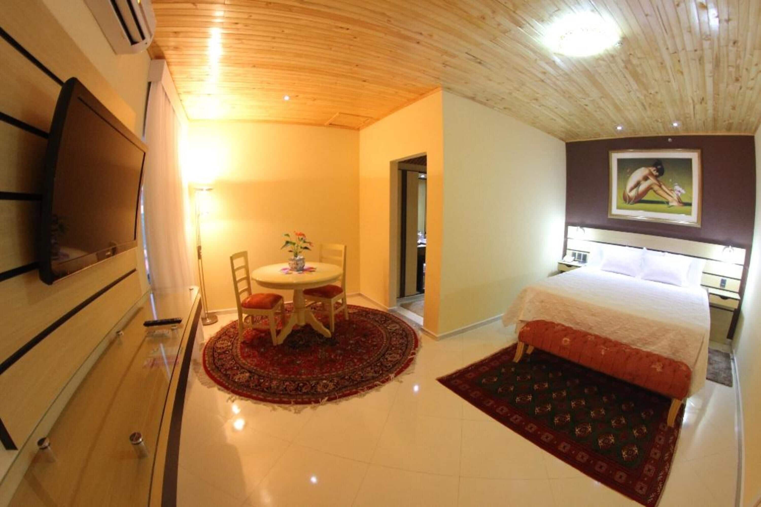 suite, 1 king bed, non smoking (gold) | living room | flat-screen tv