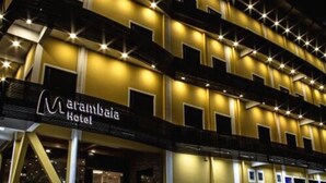 Un hotel de varios pisos con un diseño moderno, que cuenta con balcones y una entrada destacada.