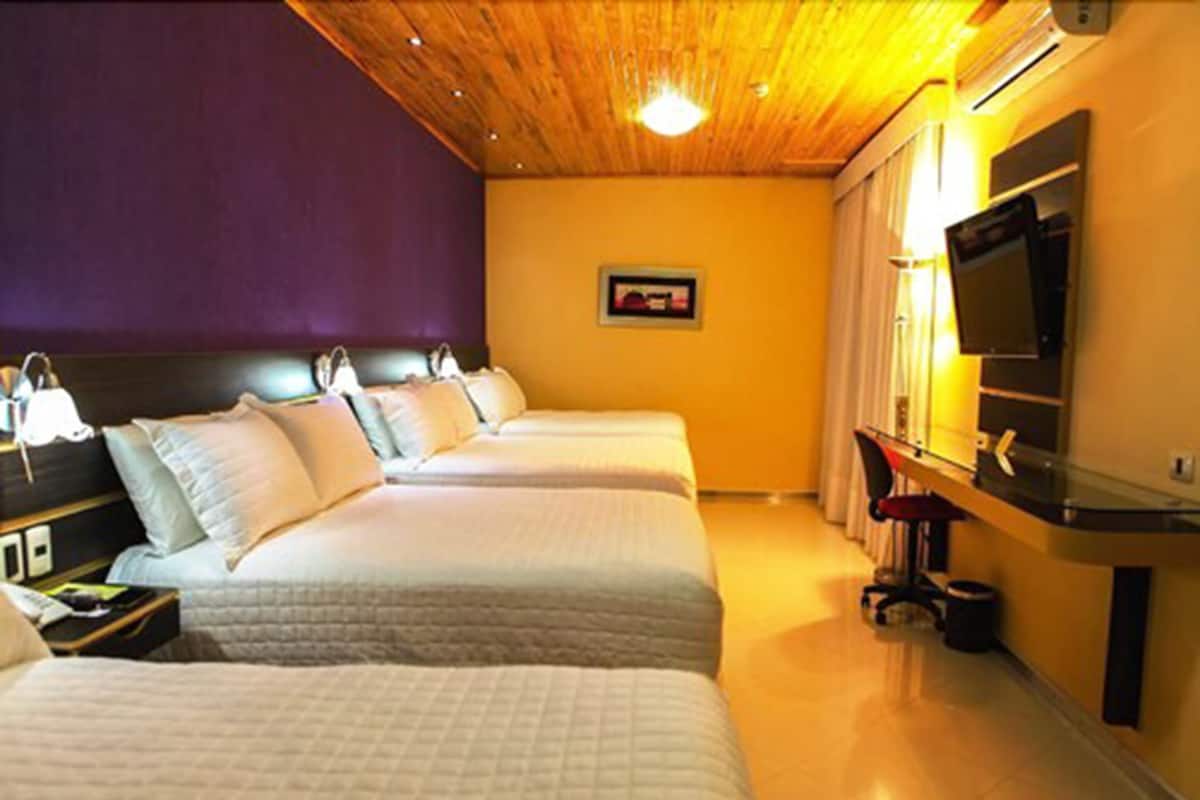 Habitación Premium, para no fumadores (4 double beds ) | Minibar, caja de seguridad en la habitación y escritorio