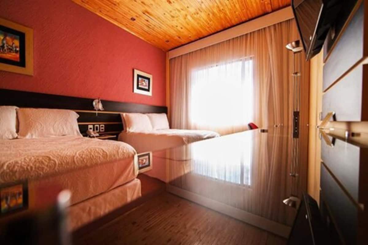 Minibar, caja de seguridad en la habitación y escritorio