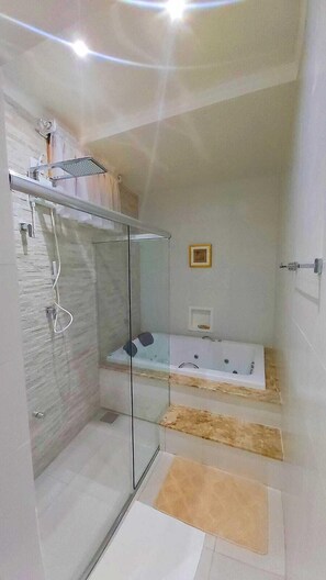 CHALEZINHO DE MONET (COM HIDRO) | Baño | Artículos de higiene personal gratuitos y toallas