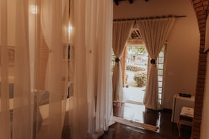 SUITE COM DOSSEL (LIRIOS DE NILO) | Frigobar, Wi-Fi de cortesia, roupa de cama