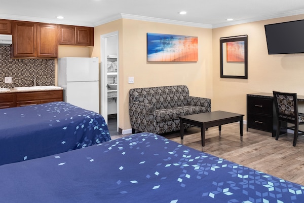 Deluxe Studio, 2 Double Beds, Kitchenette | Soundproofing, iron/ironing board, WiFi (free), bed sheets