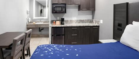 Deluxe Studio, 1 Queen Bed, Kitchenette | Private kitchen