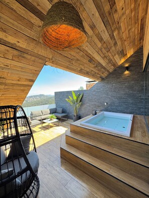 Exclusive Suite, 1 Queen Bed, Jetted Tub, Mountain View | Terrace/patio