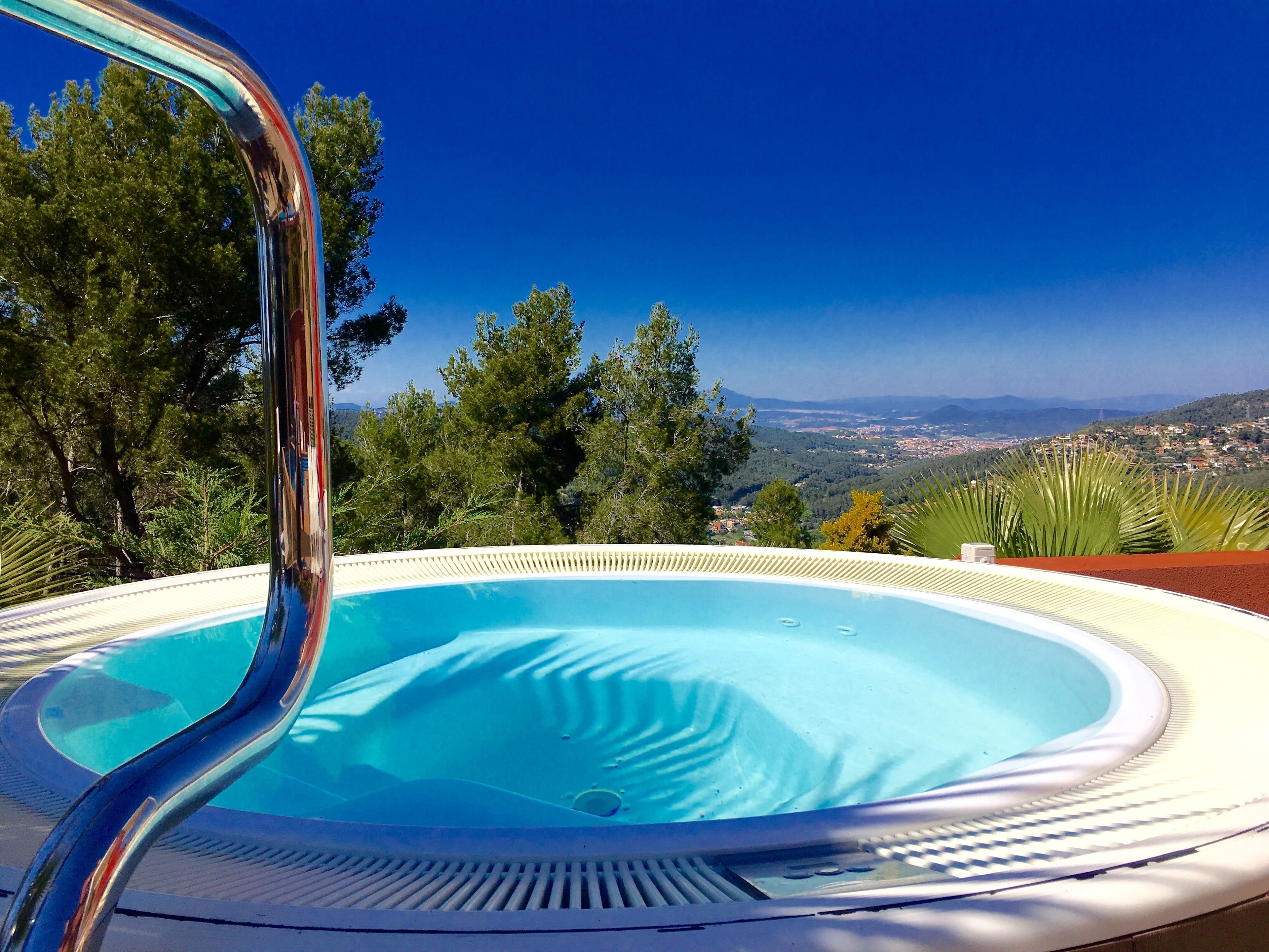 Un jacuzzi con vistas despejadas a un paisaje montañoso.