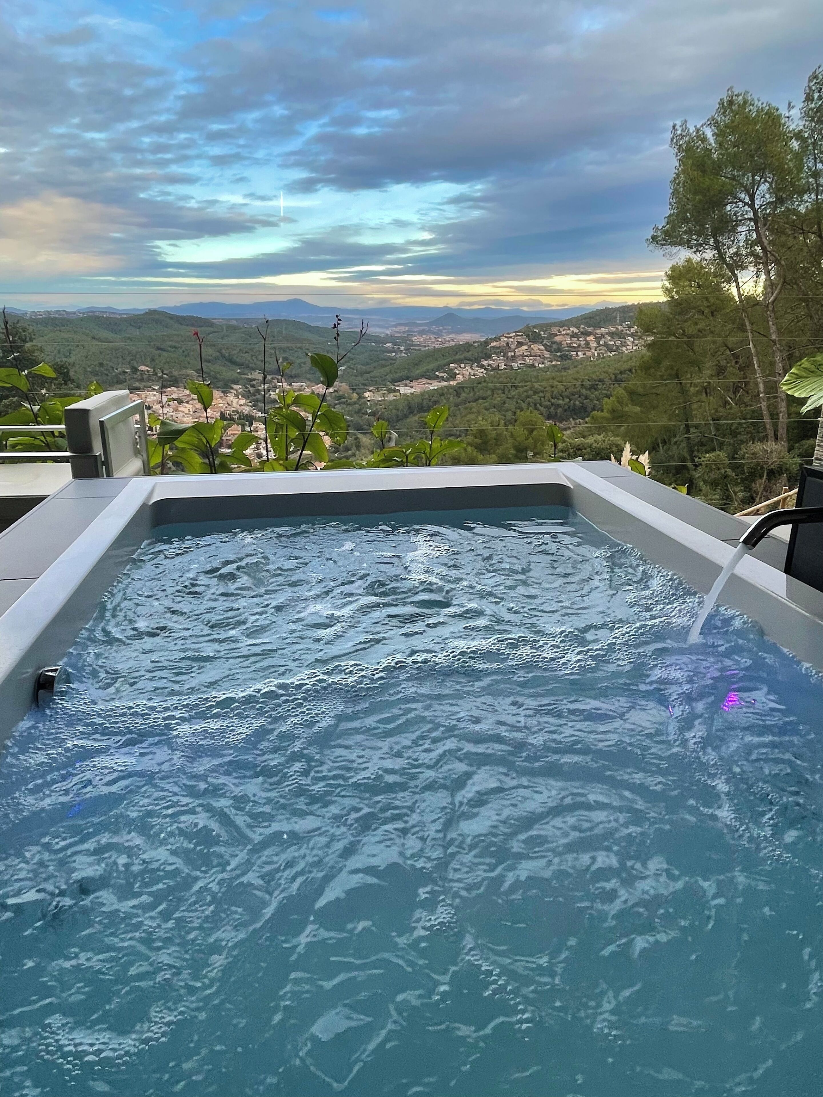 Un jacuzzi con vistas a un paisaje montañoso.