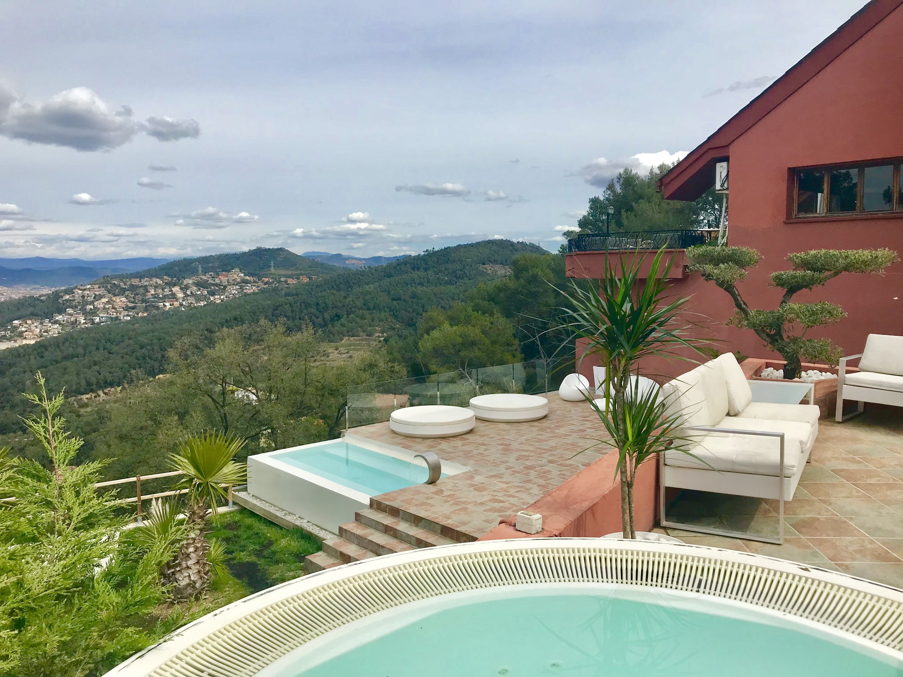 Een seizoensgebonden buitenzwembad, parasols voor strand/zwembad