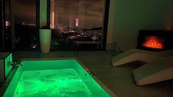 Suite Deluxe | Minibar, individually decorated, individually furnished, blackout drapes