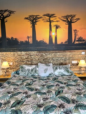 Gallery Suite | Minibar, individually decorated, individually furnished, blackout drapes