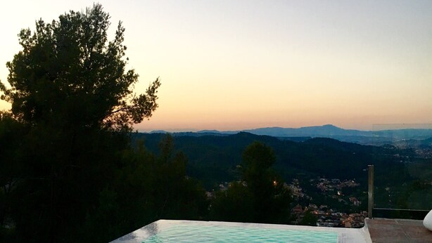 An infinity pool with a clear view of the landscape. - El Petit Mirador (Torrelles de Llobregat)