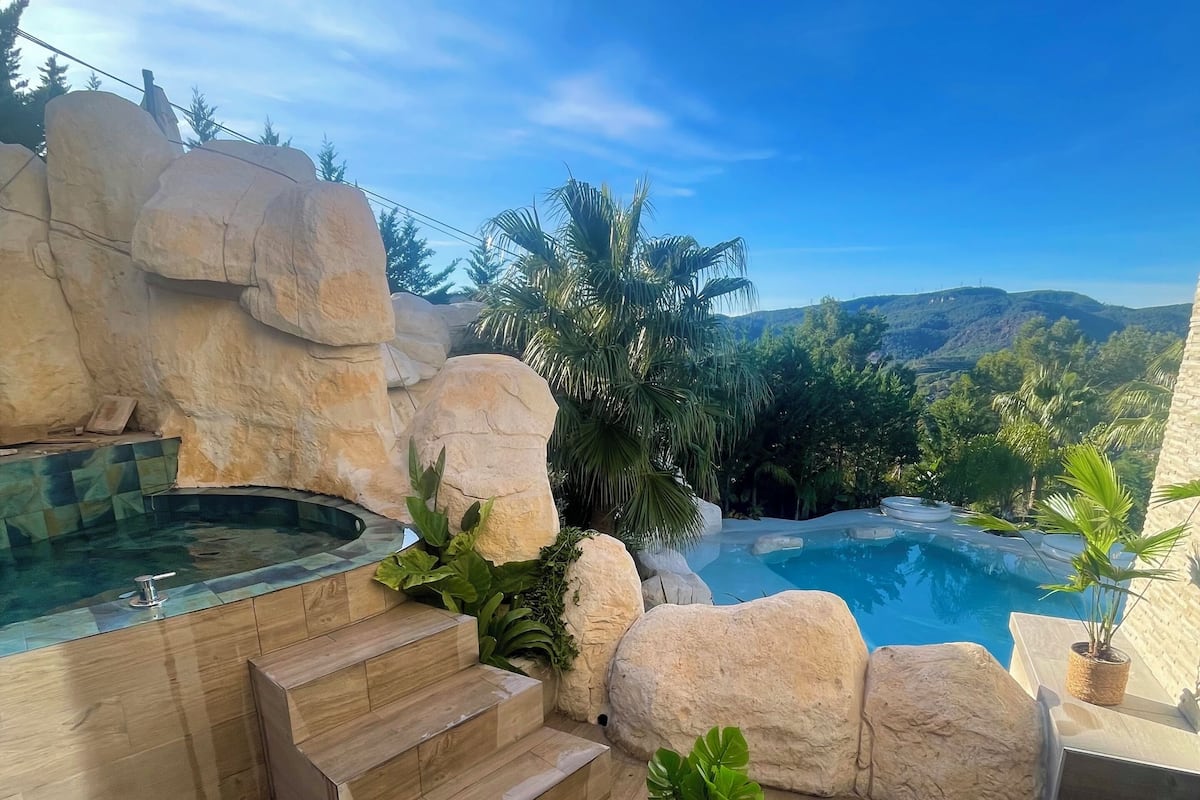 Private spa tub