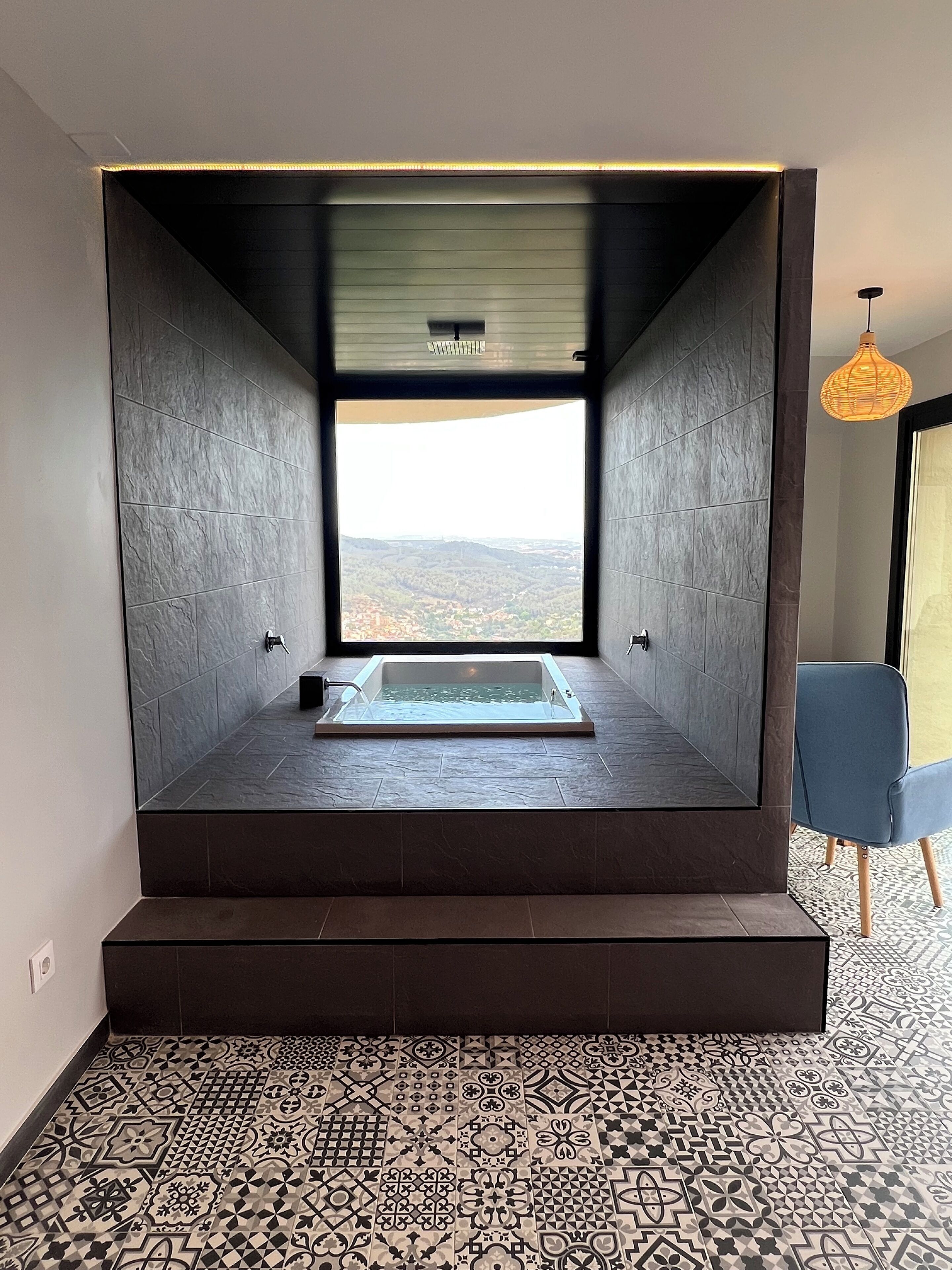 suite infinity | private spa tub