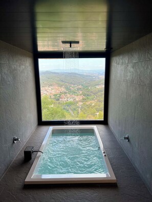 Premier Suite | Jetted tub