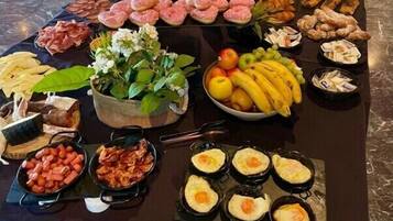 Sudah termasuk sarapan masakan setempat setiap hari