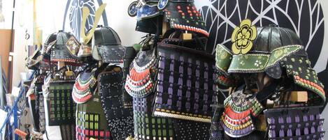 Une collection d’armures de samouraïs traditionnelles exposée dans un magasin.