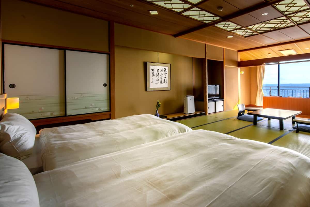 Kamar Premium, 2 kamar tidur, Bebas Asap Rokok, pemandangan samudra (Japanese Style) | Brankas dan seprai linen