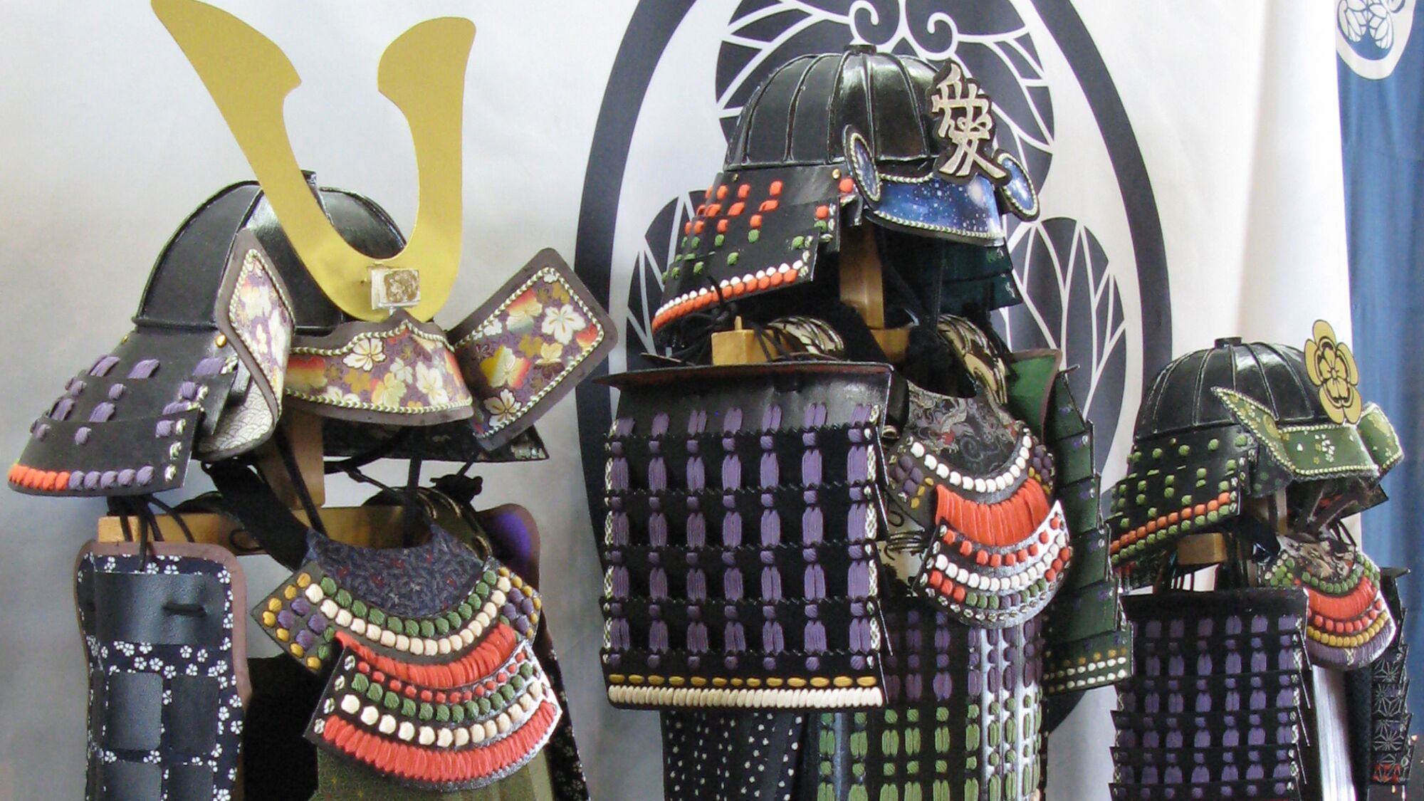 Una colección de armaduras de samurái tradicionales expuestas.