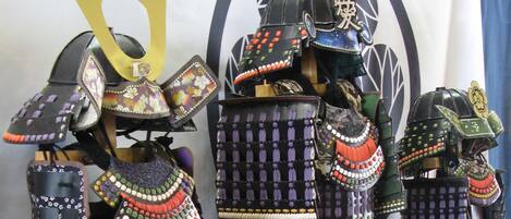 Una colección de armaduras de samurái tradicionales expuestas.