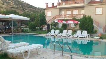 Kolam renang tertutup, kolam renang terbuka, payung kolam