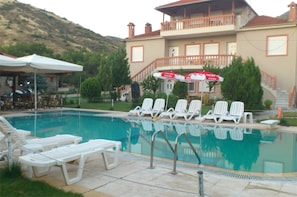 Piscina interna, piscina externa, guarda-sóis, espreguiçadeiras