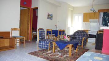 Apartment, 2 Bedrooms | Meja, seterika/papan seterika, katil bayi/kot (percuma), Wi-fi percuma